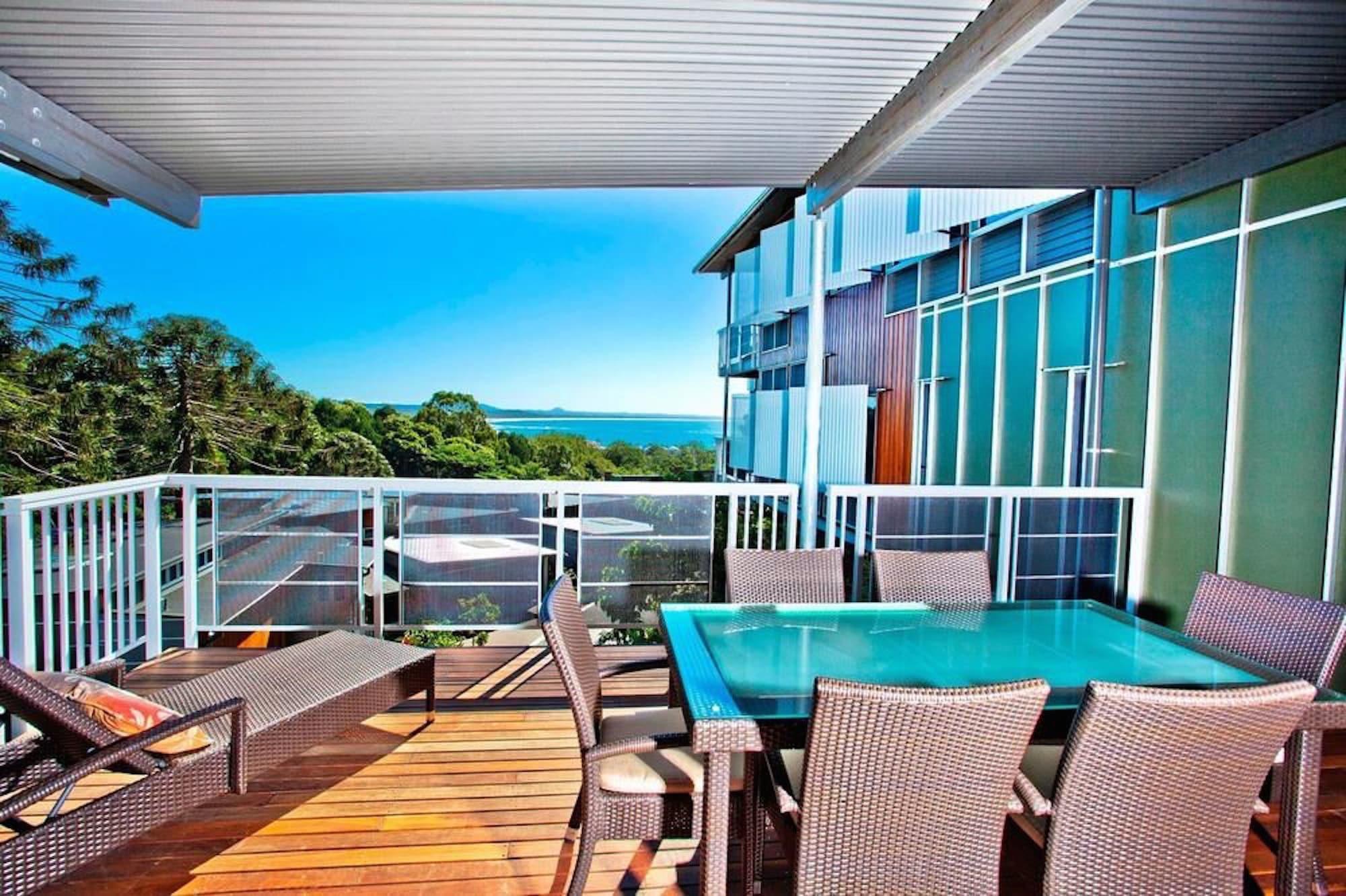 เปปเปอร์ นูซา รีสอร์ตแอนด์วิลลา Hotel นูซาเฮดส์ ภายนอก รูปภาพ A balcony with a louvred roof
