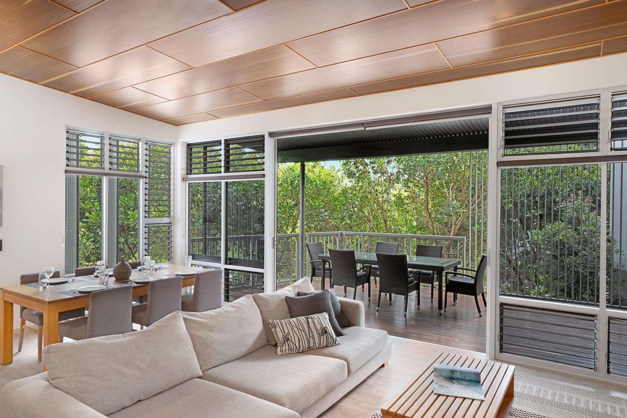 เปปเปอร์ นูซา รีสอร์ตแอนด์วิลลา Hotel นูซาเฮดส์ ภายนอก รูปภาพ Living room with a view of the rainforest