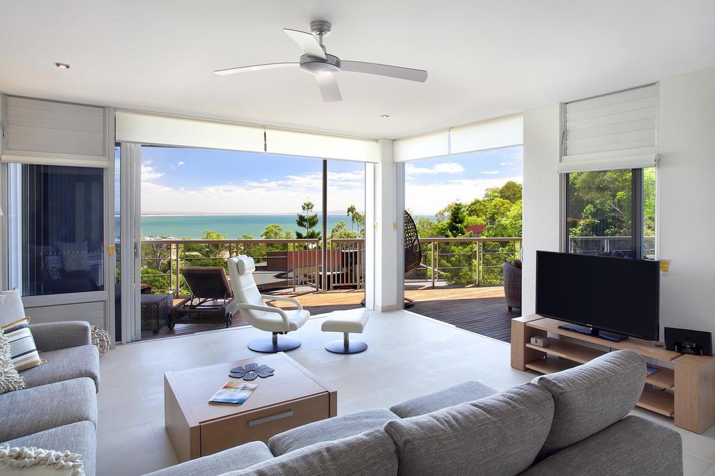 เปปเปอร์ นูซา รีสอร์ตแอนด์วิลลา Hotel นูซาเฮดส์ ภายนอก รูปภาพ A living room with a ceiling fan
