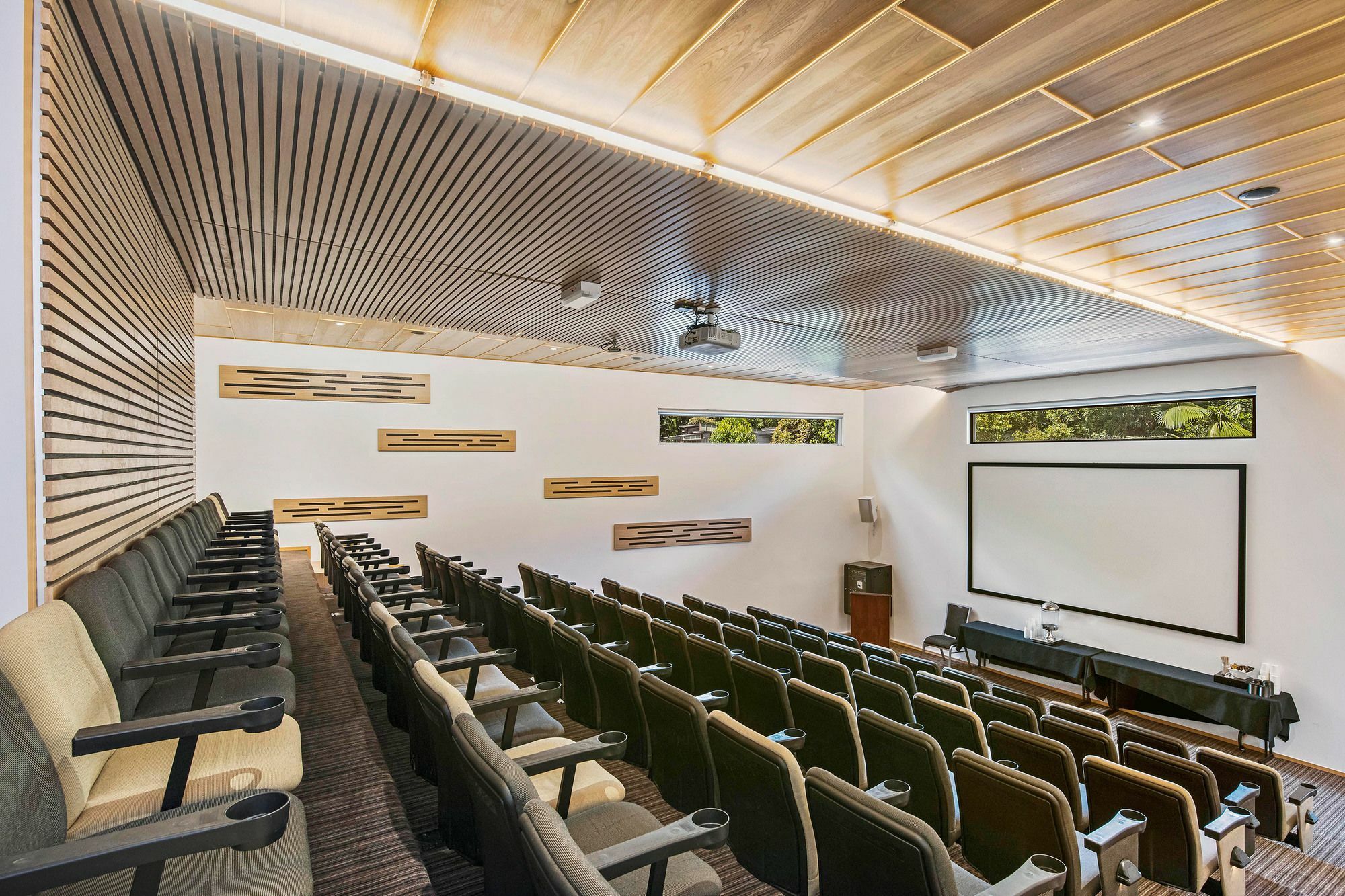 เปปเปอร์ นูซา รีสอร์ตแอนด์วิลลา Hotel นูซาเฮดส์ ภายนอก รูปภาพ The auditorium at the Center for the Arts
