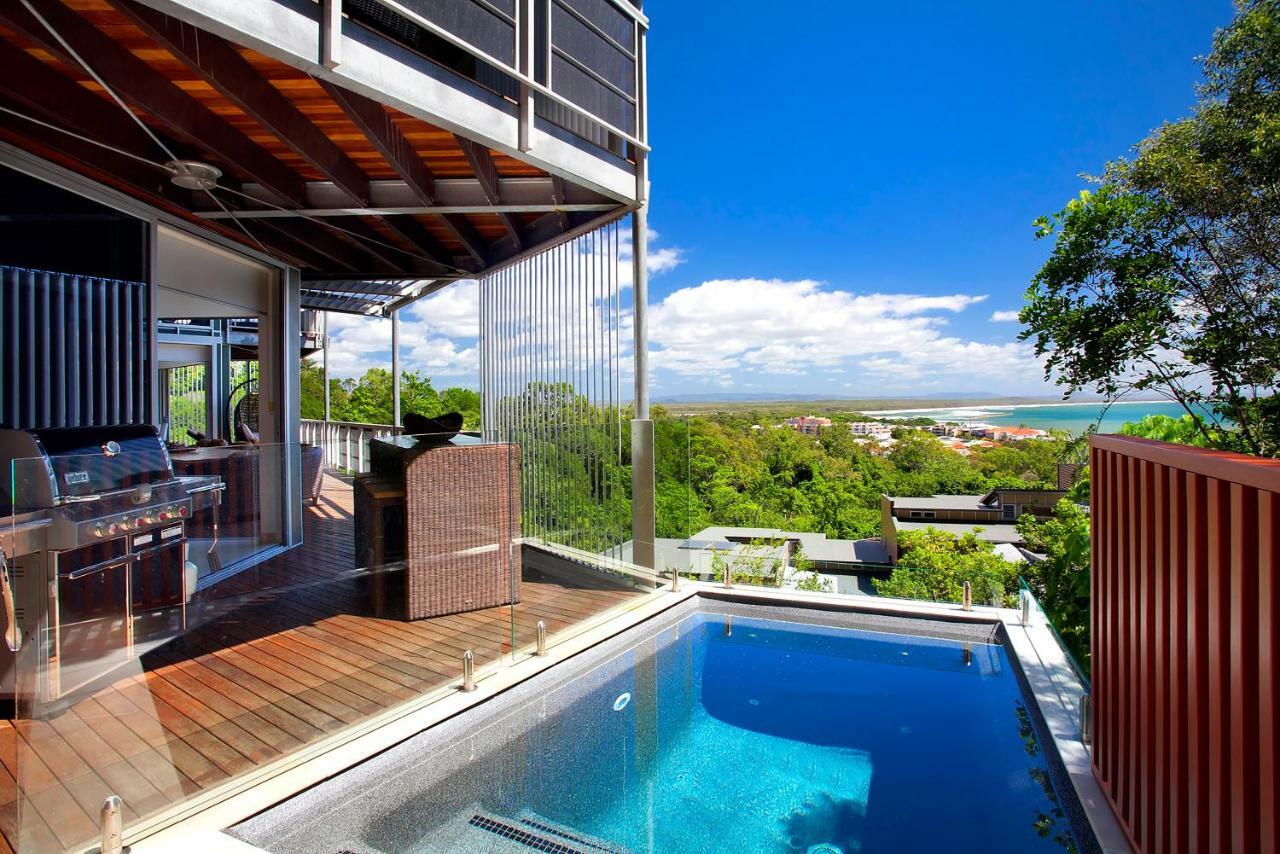 เปปเปอร์ นูซา รีสอร์ตแอนด์วิลลา Hotel นูซาเฮดส์ ภายนอก รูปภาพ A pool at a private residence in Queensland, Australia